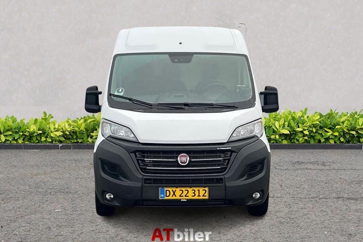 Hvid Fiat E-Ducato fra 2022 set udefra