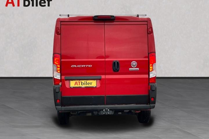 Rød Fiat Ducato fra 2022