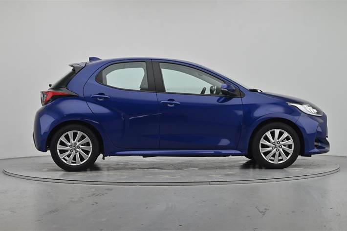 Blå Toyota Yaris fra 2022