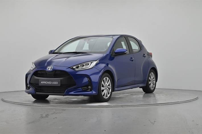 Blå Toyota Yaris fra 2022