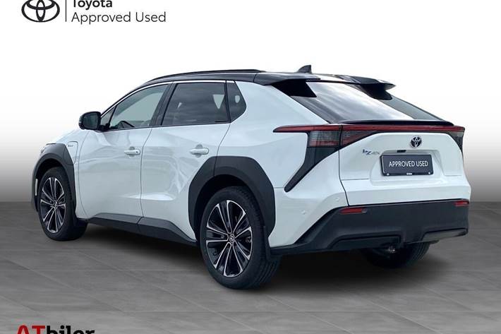 Hvid Toyota BZ4X fra 2025