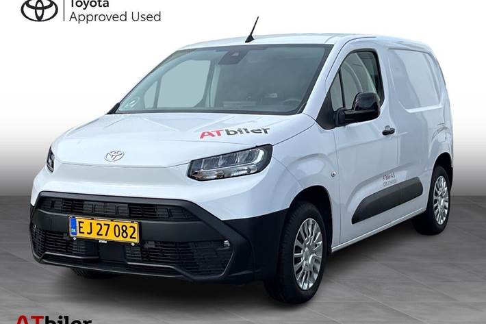 Hvid Toyota ProAce City fra 2025 set udefra