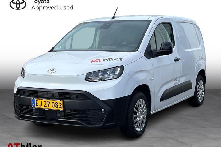 Hvid Toyota ProAce City fra 2025 set udefra