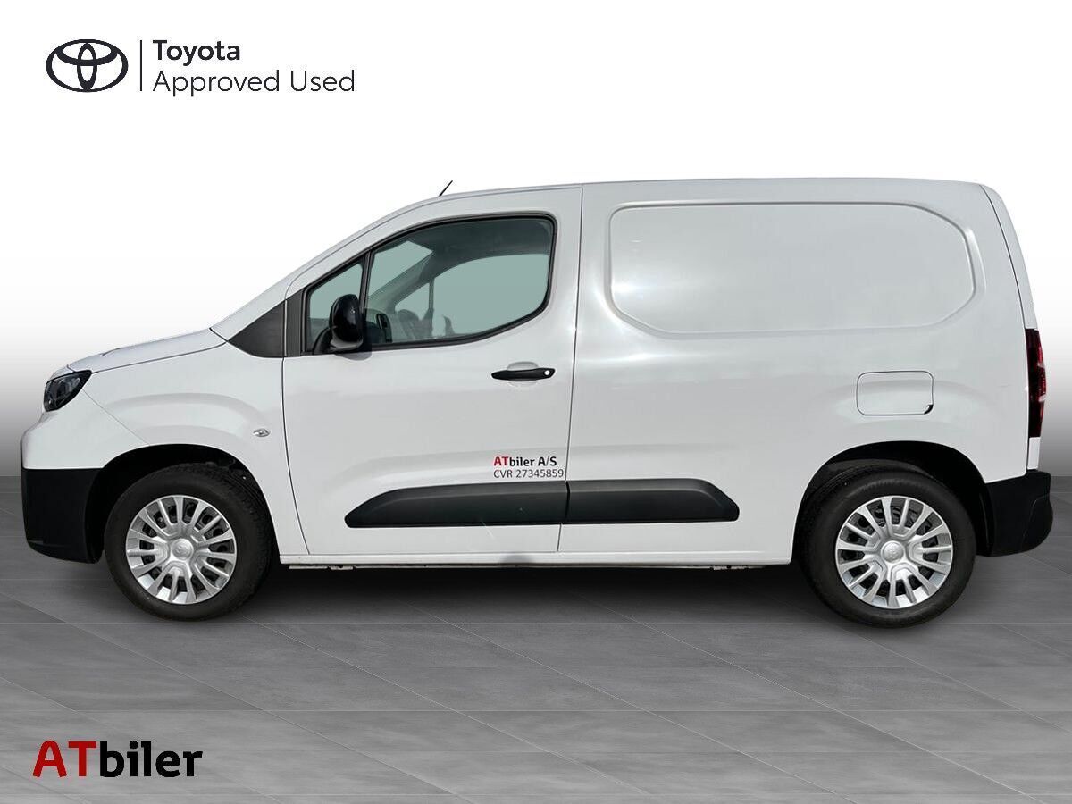 Hvid Toyota ProAce City fra 2025