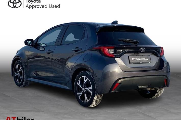 Grå Toyota Yaris fra 2024