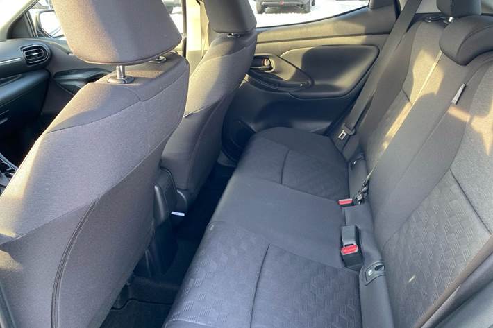 Grå Toyota Yaris fra 2024