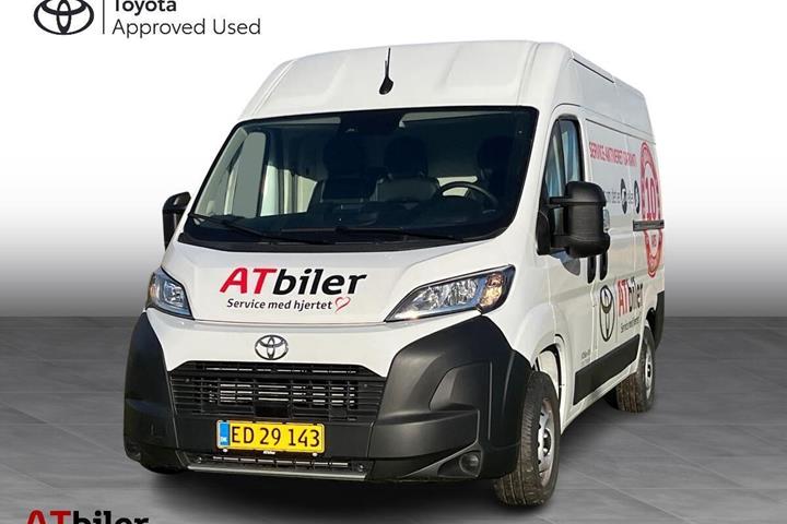 Hvid Toyota Proace Max fra 2024 set udefra