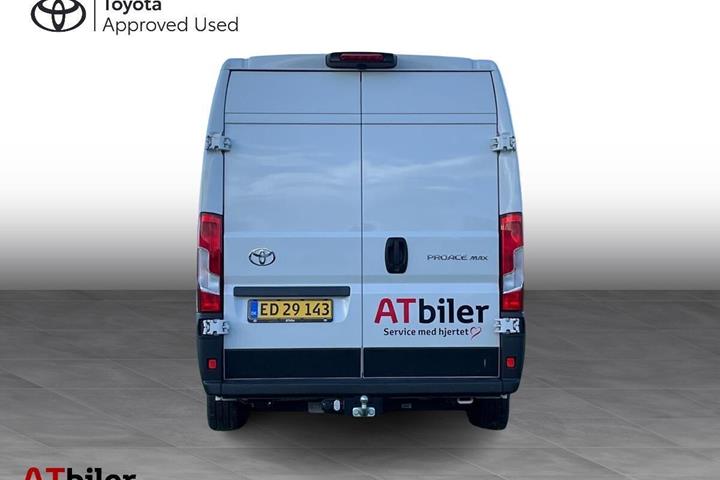 Hvid Toyota Proace Max fra 2024 set udefra