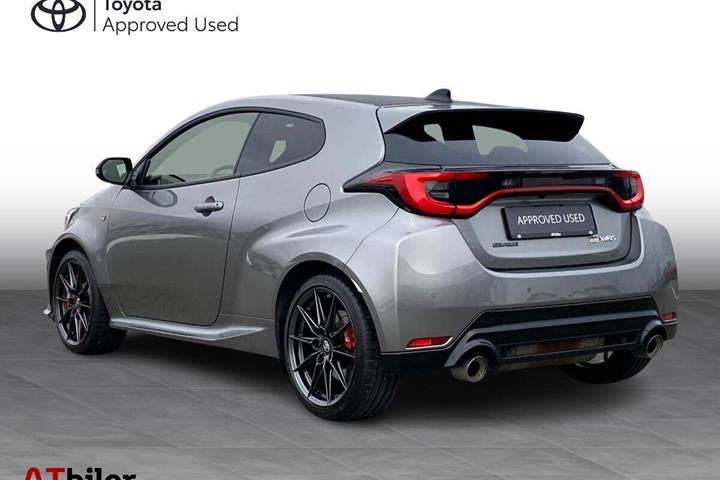 Grå Toyota GR Yaris fra 2024 set udefra