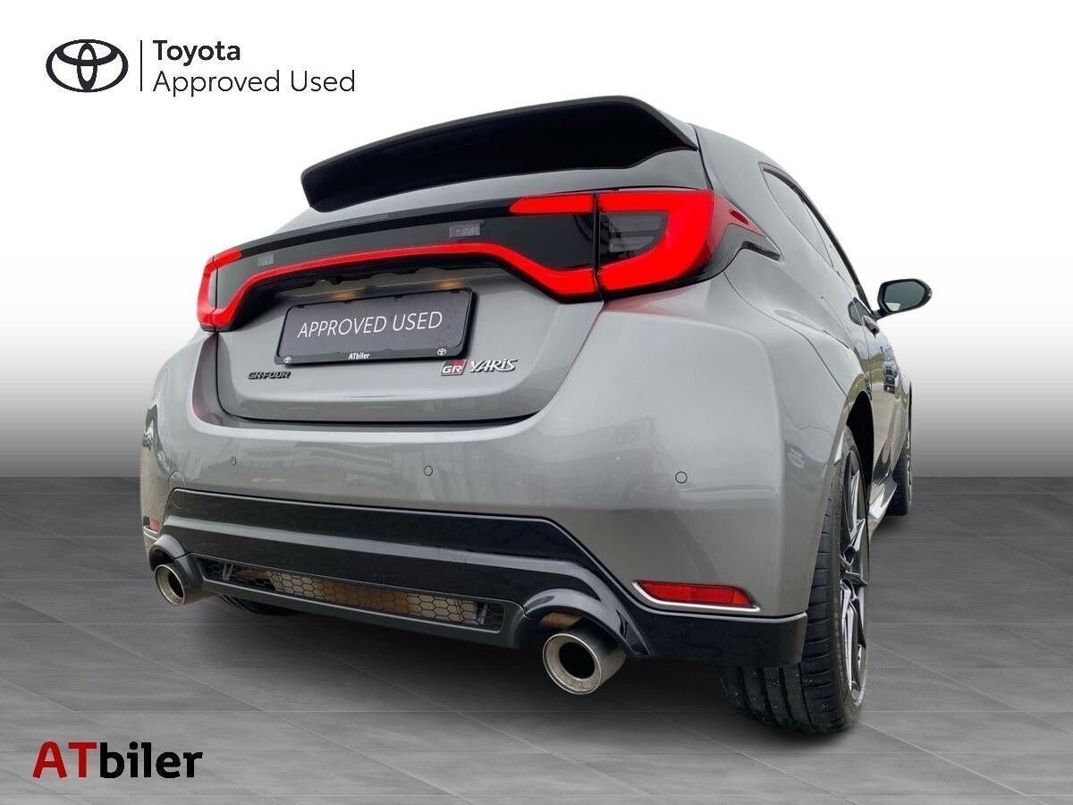 Grå Toyota GR Yaris fra 2024