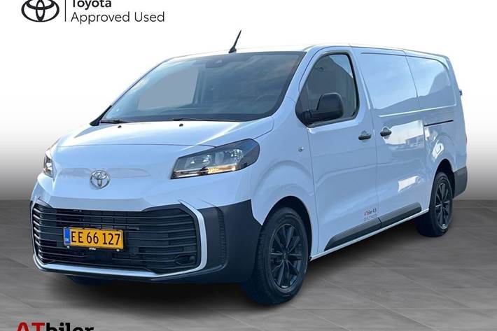 Hvid Toyota ProAce fra 2024 set udefra