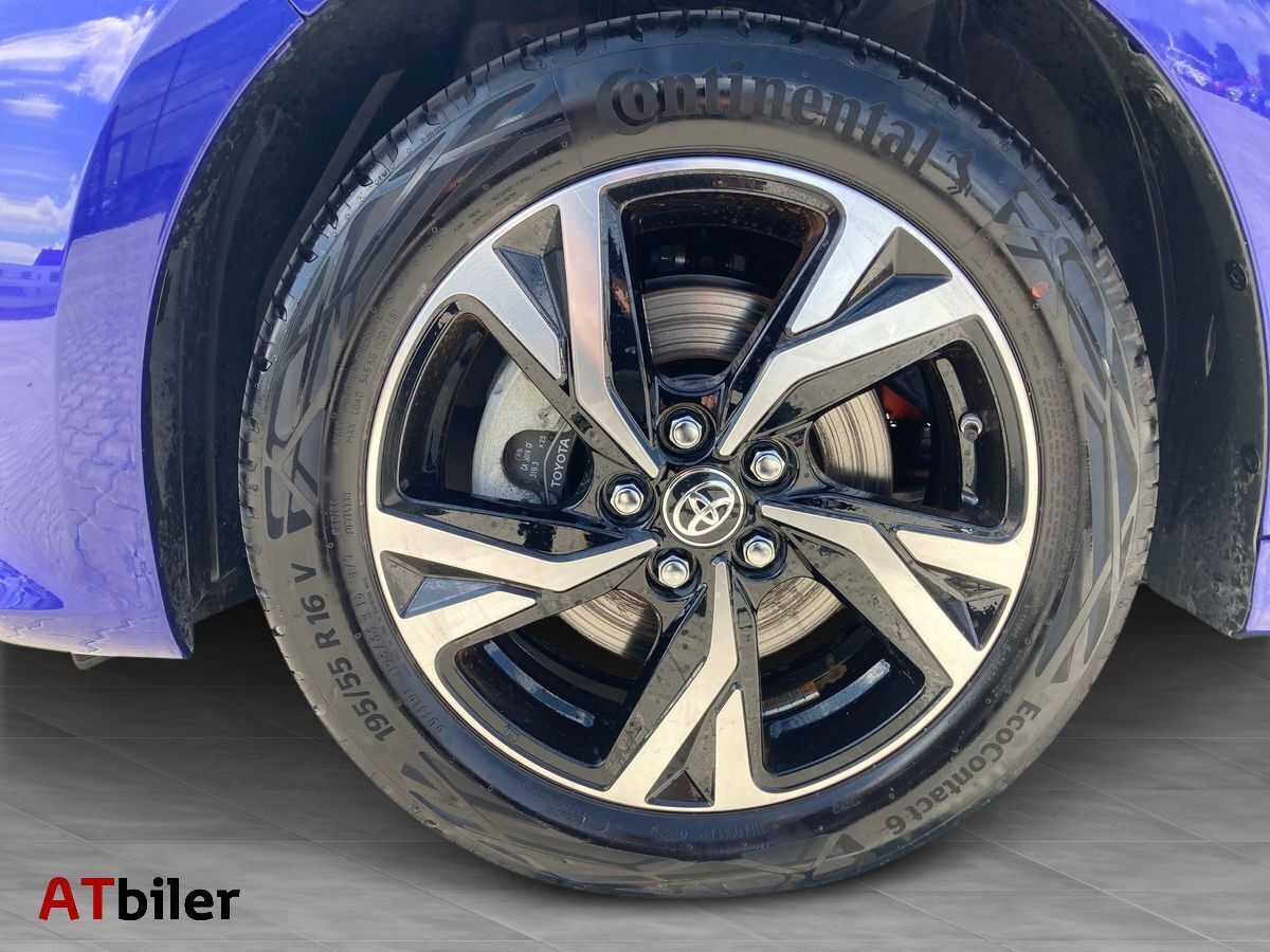 Blå Toyota Yaris fra 2024