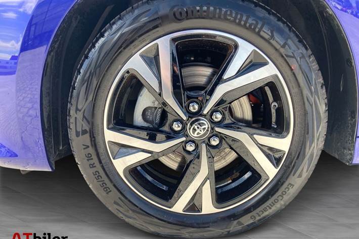 Blå Toyota Yaris fra 2024