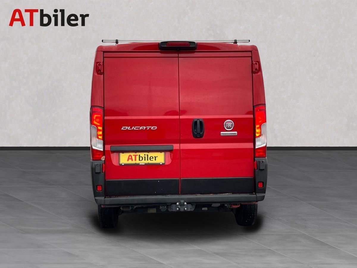 Rød Fiat Ducato fra 2022