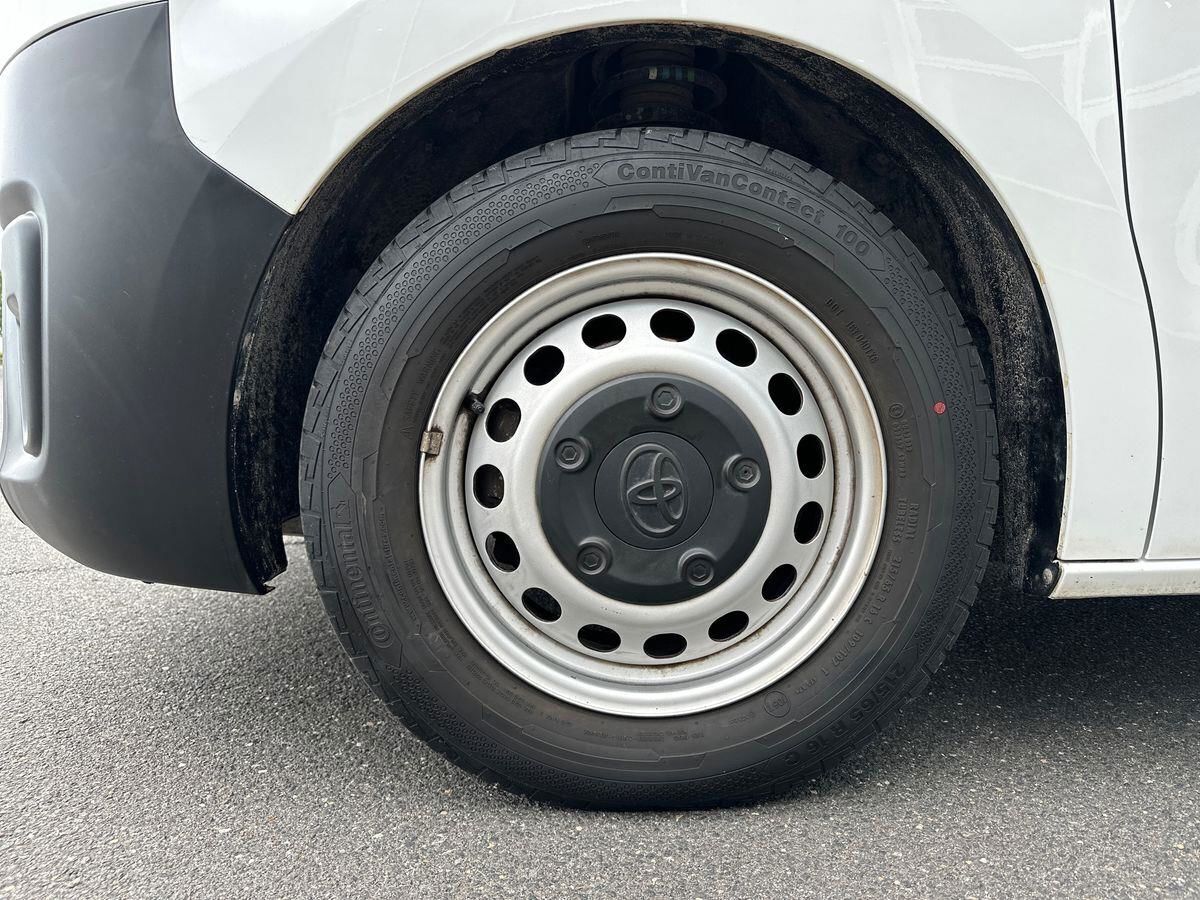 Hvid Toyota ProAce fra 2022