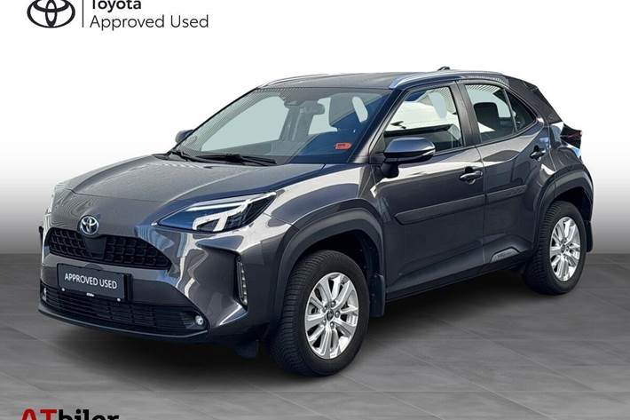 Grå Toyota Yaris Cross fra 2022 set udefra