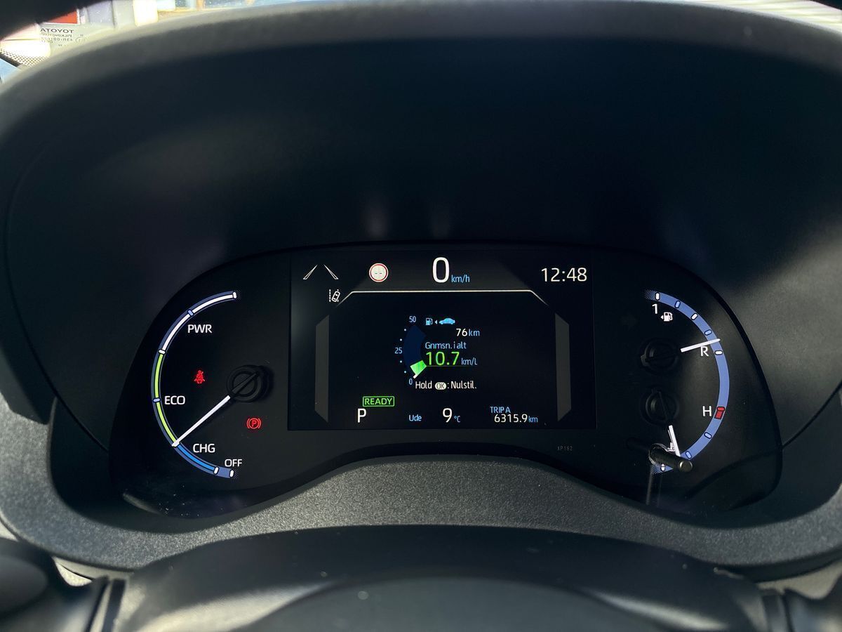 Grå Toyota Yaris Cross fra 2022