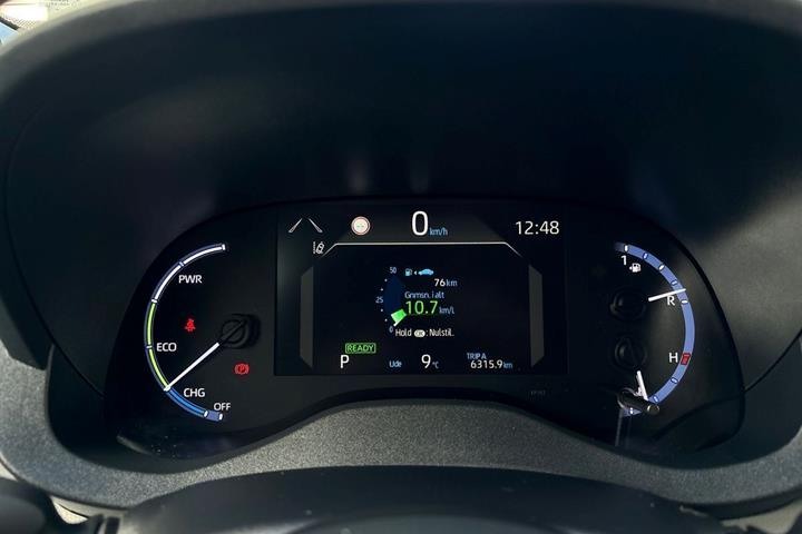 Grå Toyota Yaris Cross fra 2022