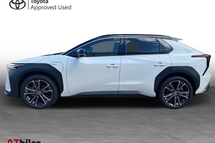 Hvid Toyota BZ4X fra 2024