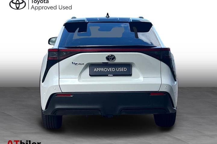 Hvid Toyota BZ4X fra 2024