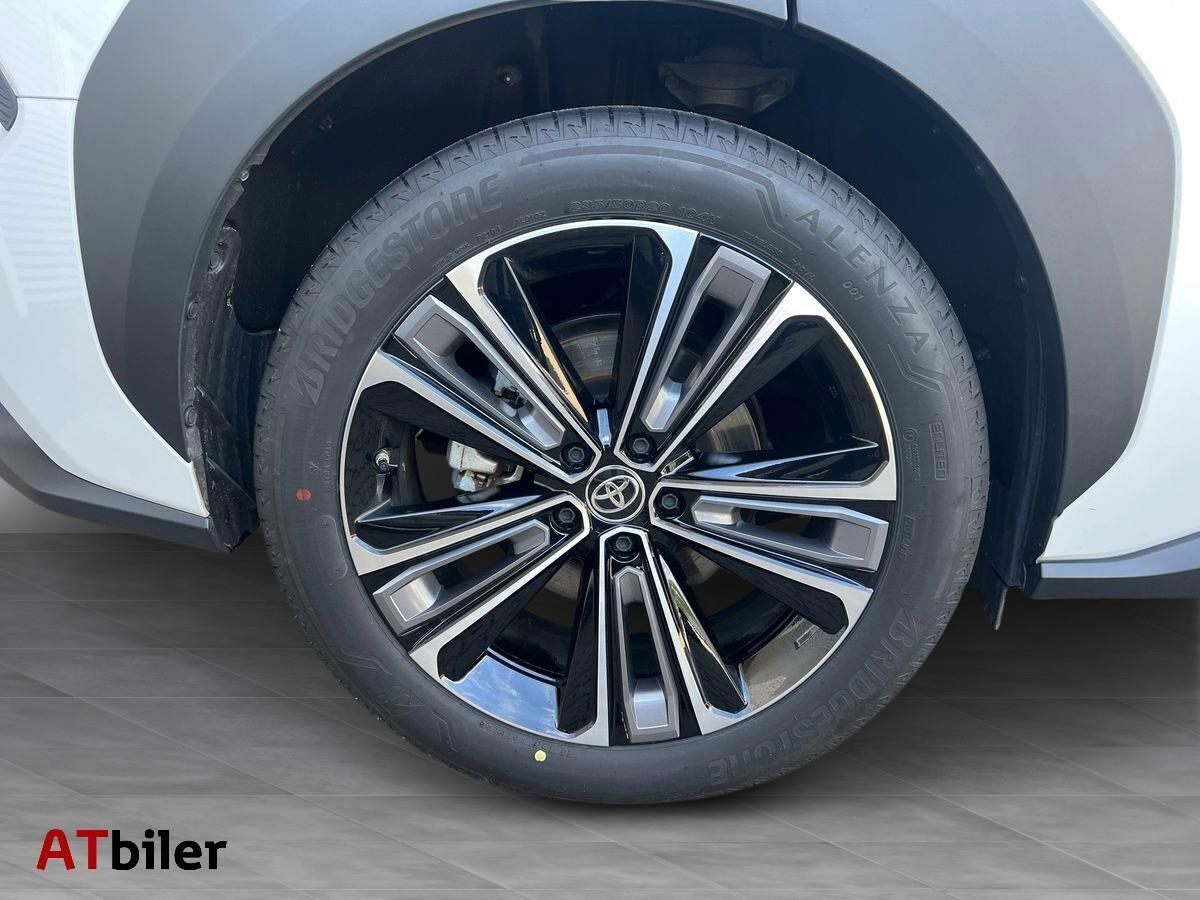 Hvid Toyota BZ4X fra 2024