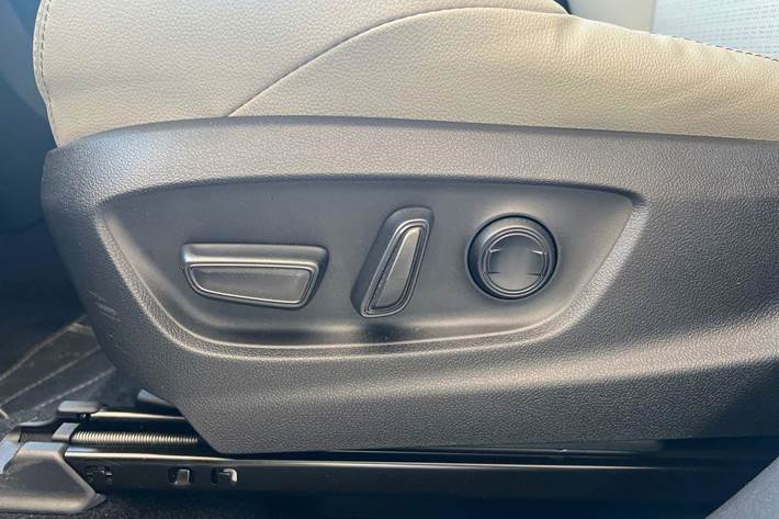 Hvid Toyota BZ4X fra 2024