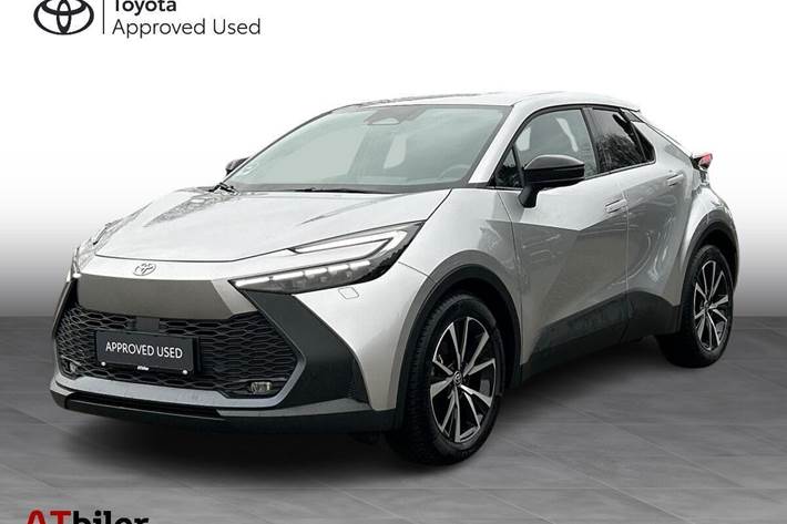 Sølv Toyota C-HR fra 2024 set udefra