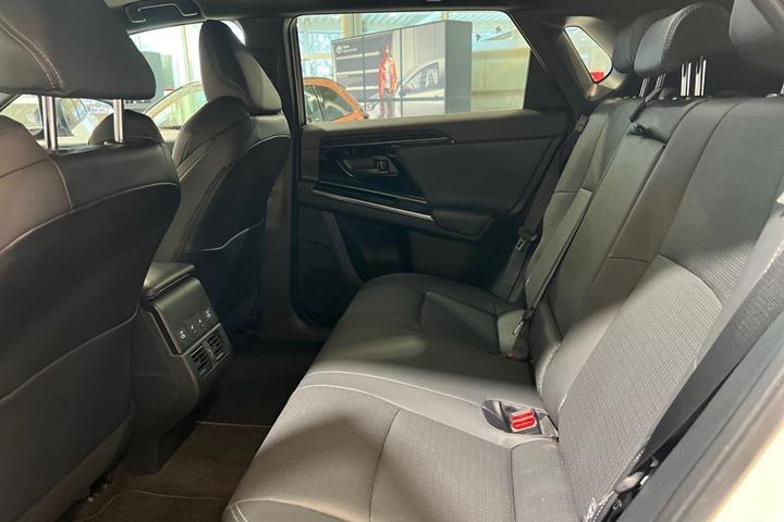 Hvid Toyota BZ4X fra 2023