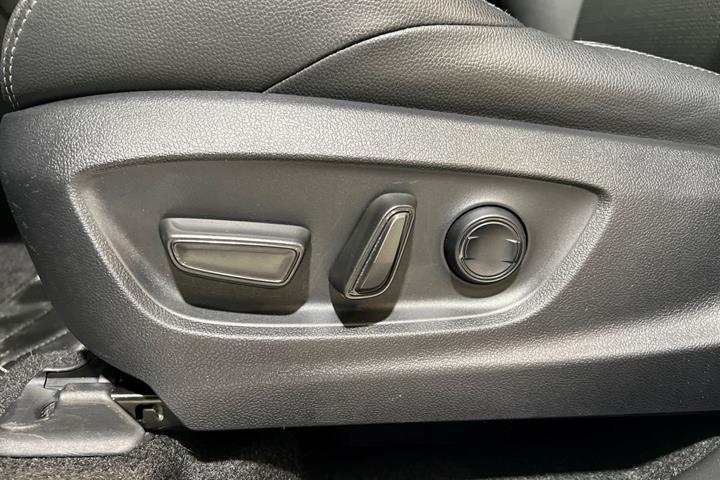 Hvid Toyota BZ4X fra 2023