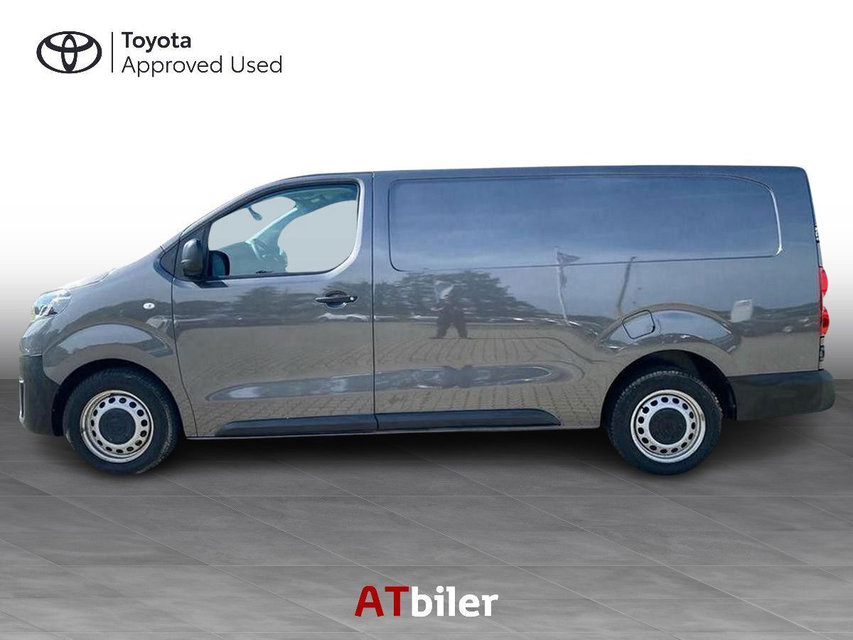 Grå Toyota ProAce fra 2022