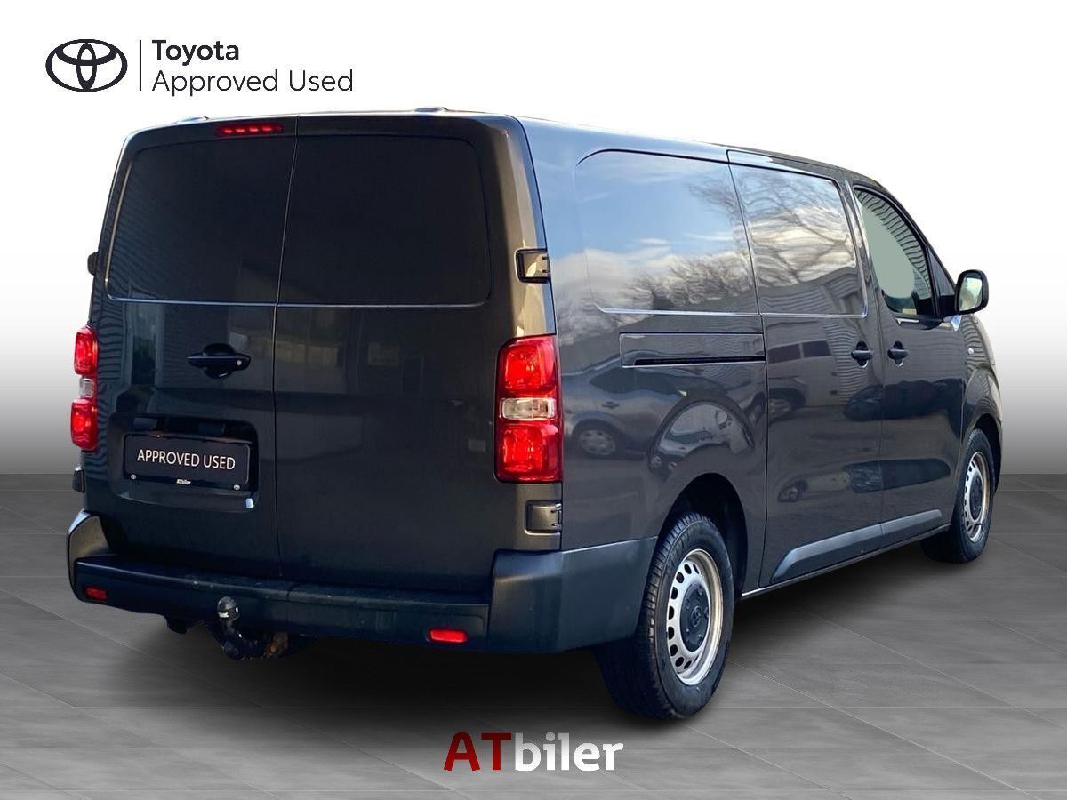 Grå Toyota ProAce fra 2022