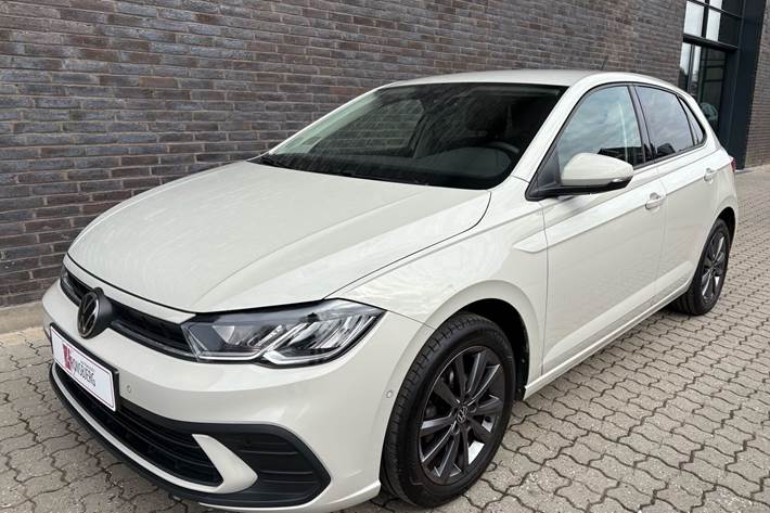 Grå VW Polo fra 2022 set udefra