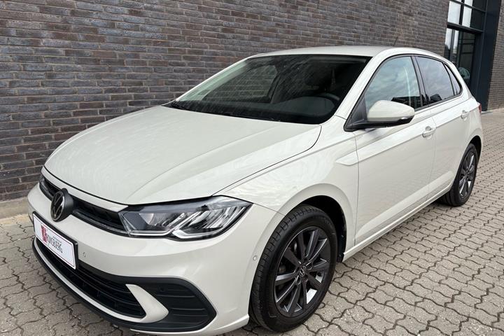 Grå VW Polo fra 2022 set udefra