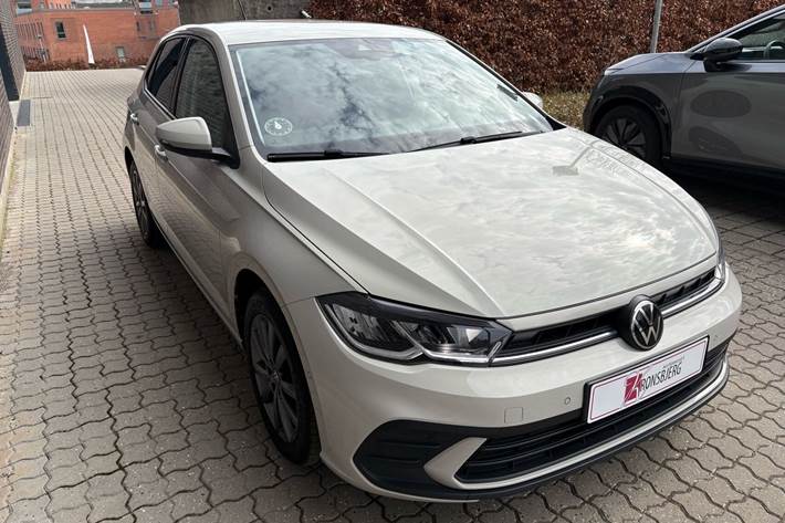Grå VW Polo fra 2022
