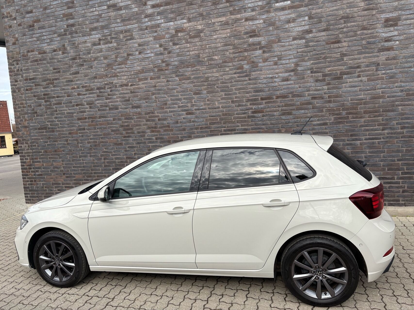Grå VW Polo fra 2022