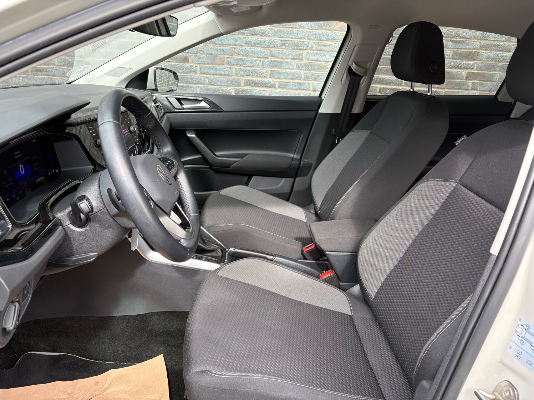 Grå VW Polo fra 2022