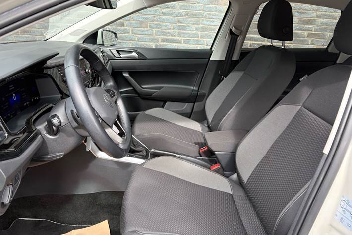 Grå VW Polo fra 2022
