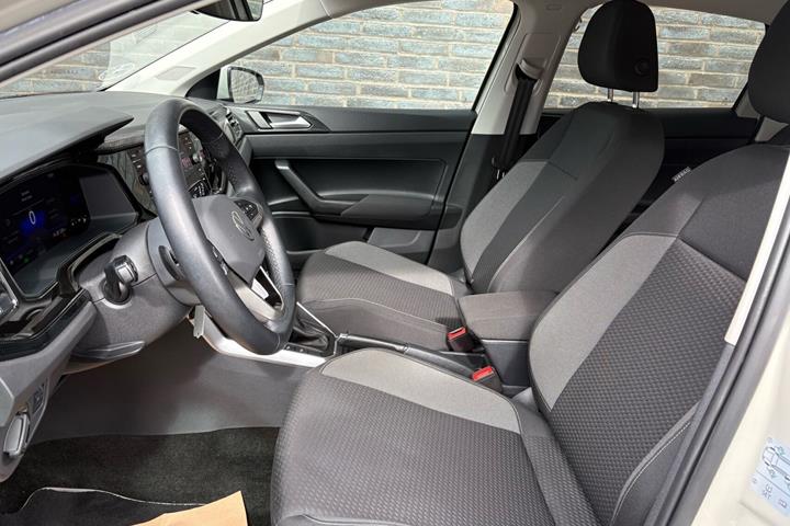 Grå VW Polo fra 2022