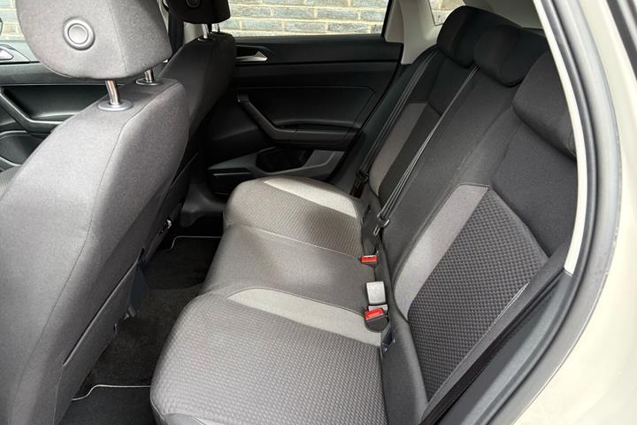 Grå VW Polo fra 2022