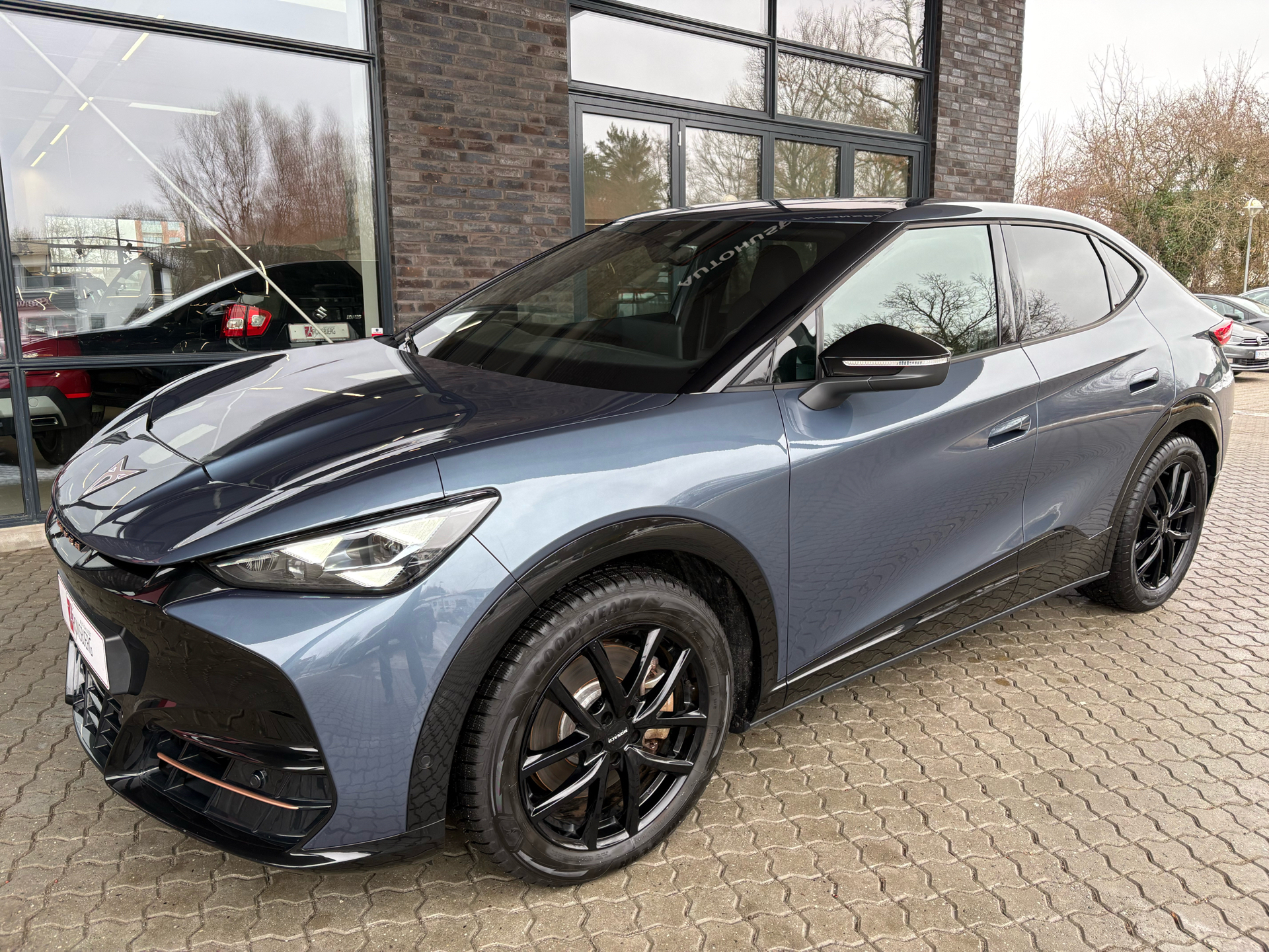 Blå Cupra Tavascan fra 2025