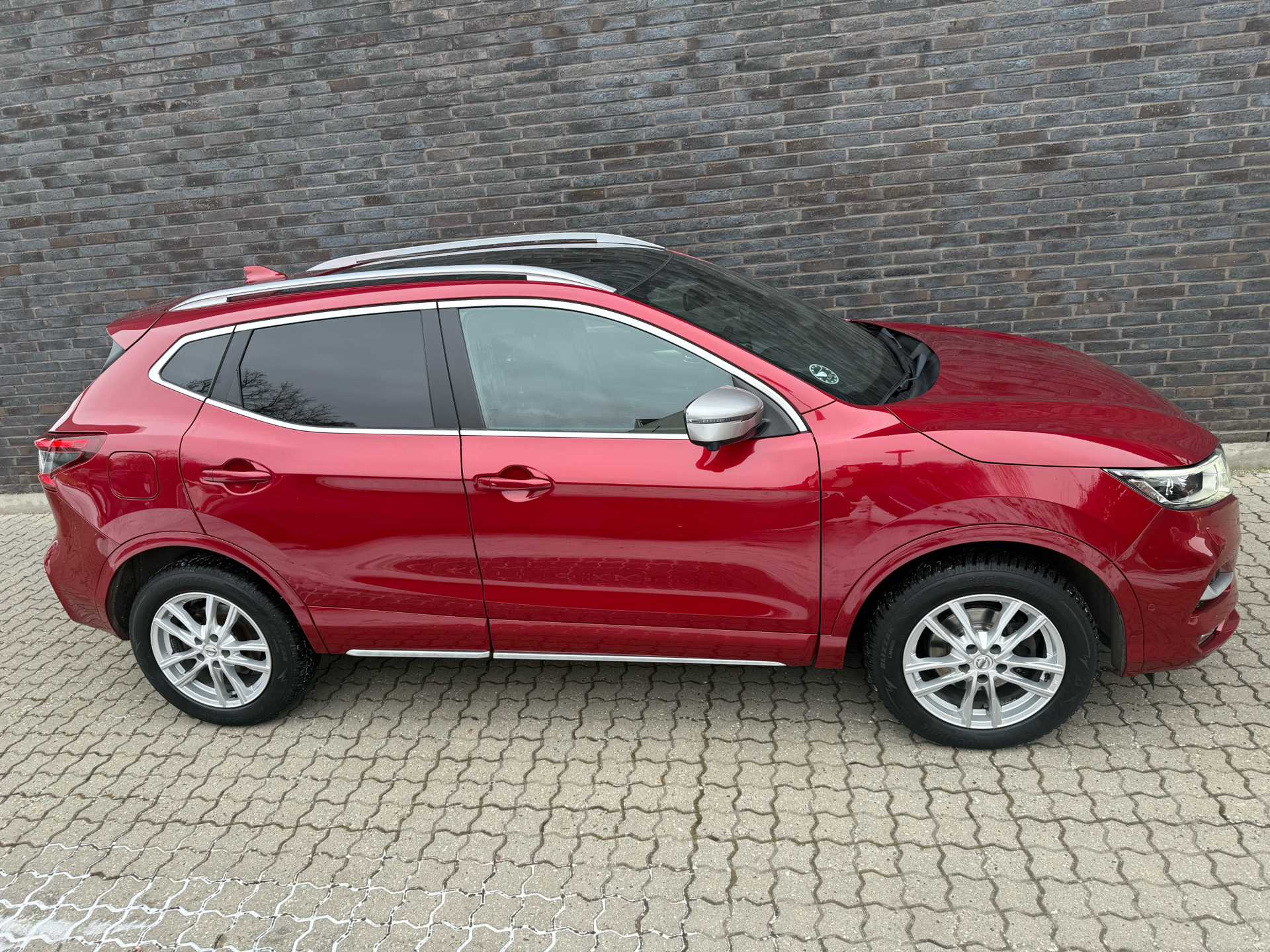 Rød Nissan Qashqai fra 2019