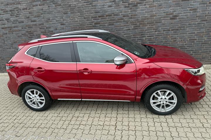 Rød Nissan Qashqai fra 2019