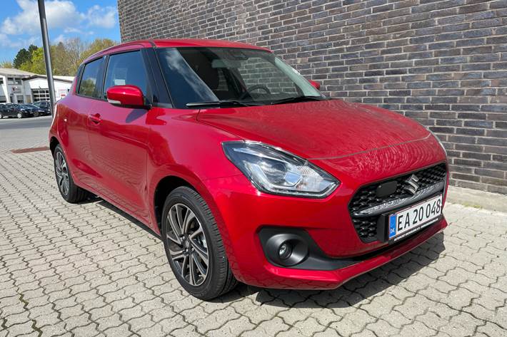 Rød Suzuki Swift fra 2024 set udefra