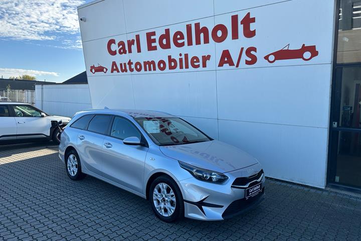 Sølv Kia Ceed fra 2023 set udefra