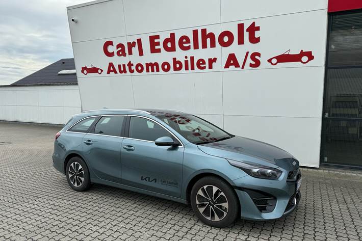 Grå Kia Ceed fra 2023 set udefra