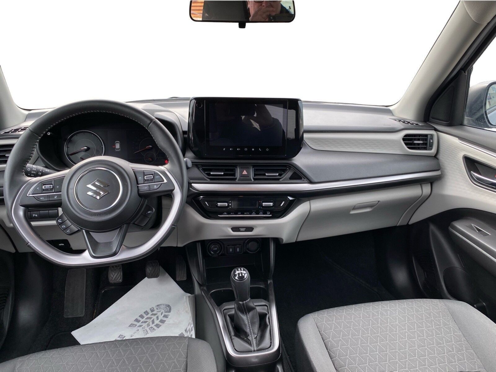 Grå Suzuki Swift fra 2025