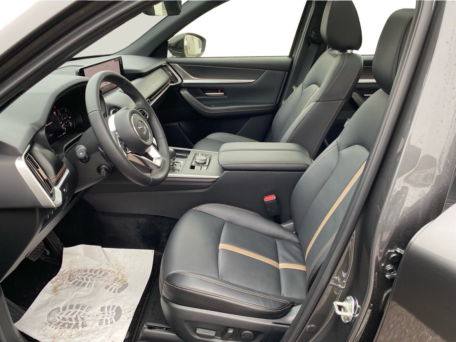 Grå Mazda CX-80 fra 2025 set indefra