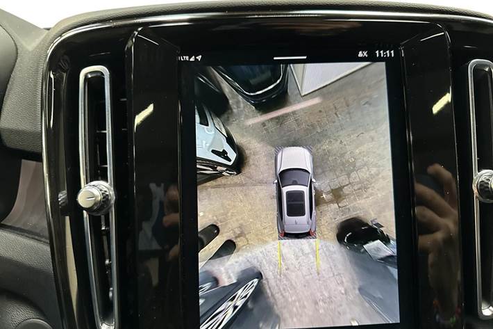 Blå Volvo XC40 fra 2023