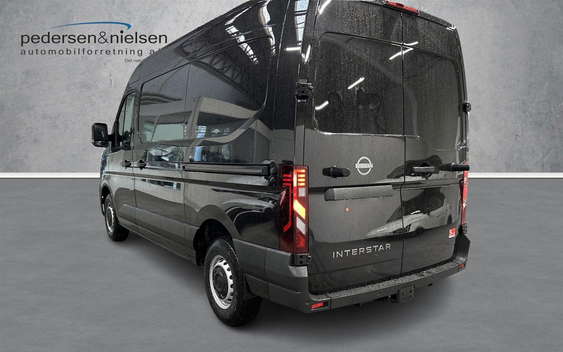 Sort Nissan Interstar fra 2025