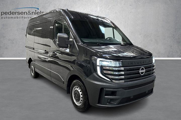 Sort Nissan Interstar fra 2025 set udefra